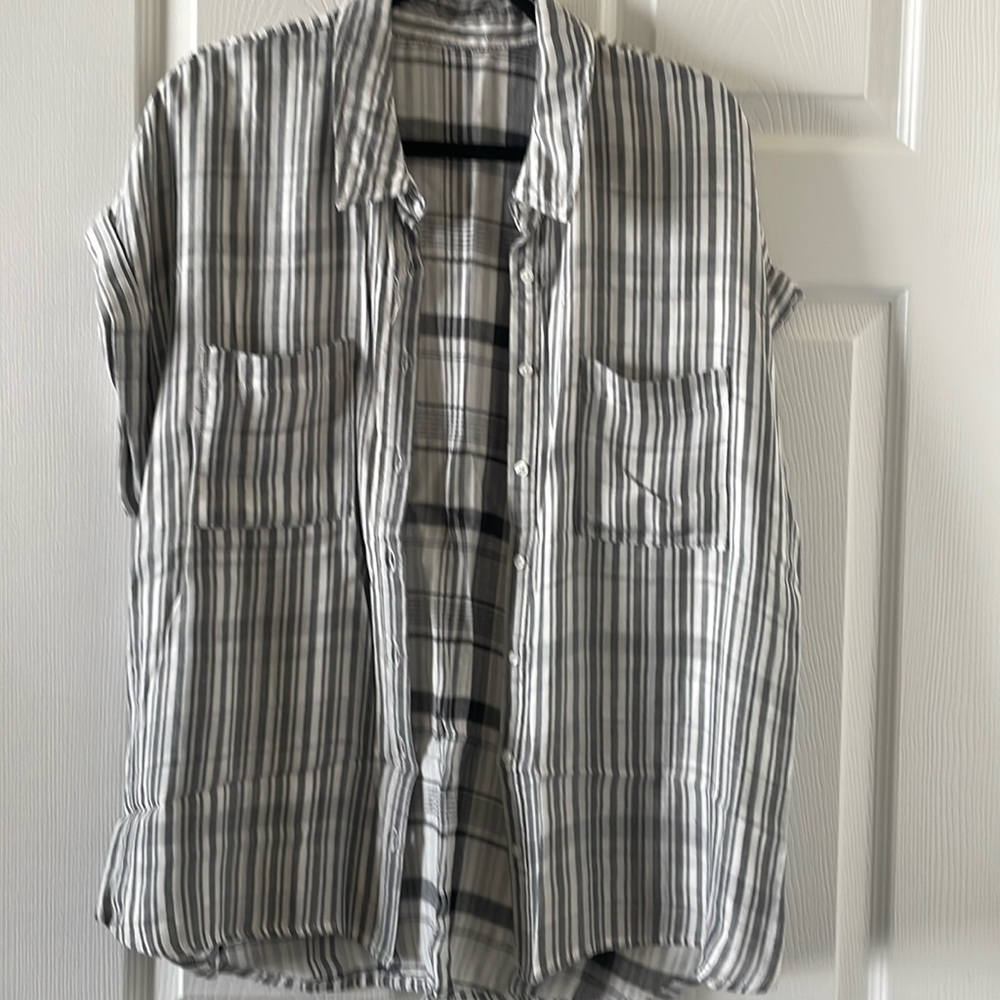 Women’s Sleeveless Button Front Blouse